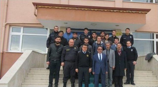 Tek Tek Harflerle Oluşturdukları ’polisimin Yanındayım’ Yazısıyla Polislere Destek Oldular