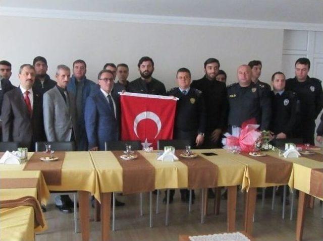 Tek Tek Harflerle Oluşturdukları ’polisimin Yanındayım’ Yazısıyla Polislere Destek Oldular