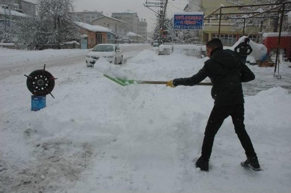 Van&rsquo;da Kar Hayatı Durma Noktasına Getirdi