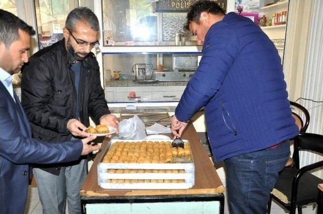 Polislere Baklava, Emniyet Müdürüne Türk Bayrağı