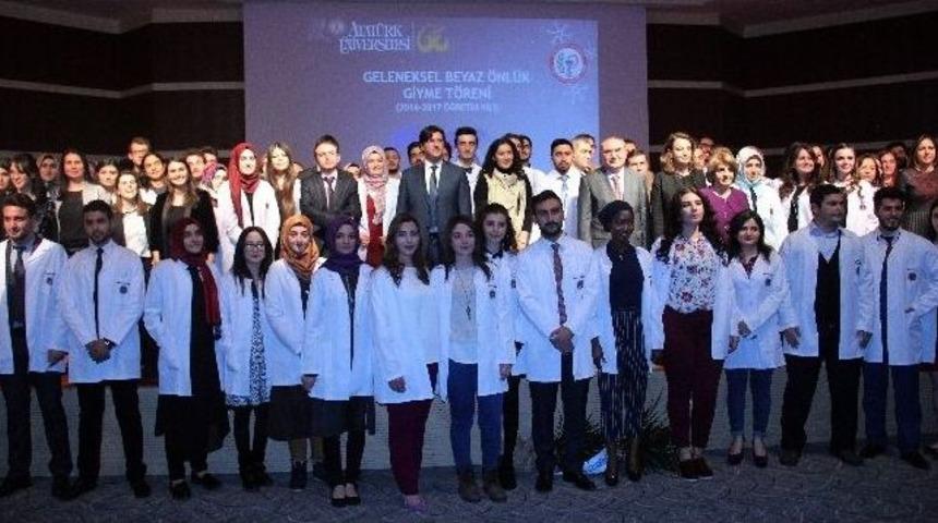 Eczacılık Fak&uuml;ltesi&rsquo;nde Geleneksel Beyaz &Ouml;nl&uuml;k Giydirme T&ouml;reni