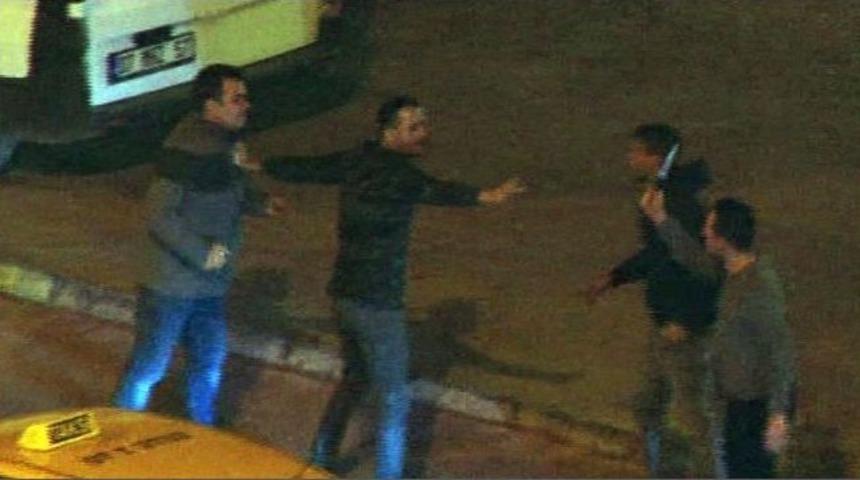 Trafikte Gece Yarısı Tekmeli Tokatlı Bı&ccedil;aklı Kavga