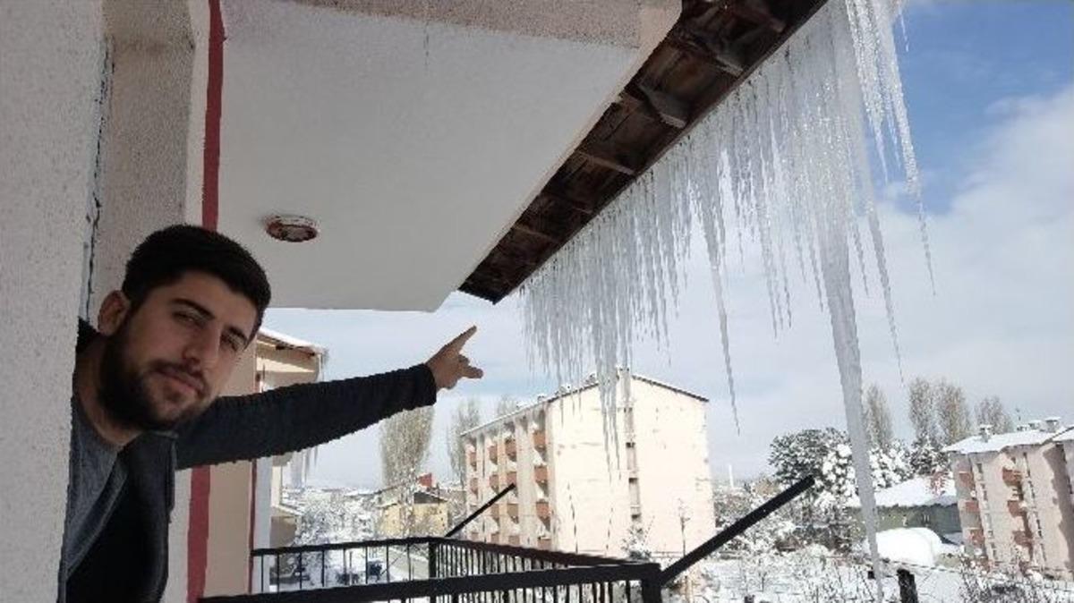 &Ccedil;atılarda İki Metrelik Buz Sarkıtları Oluştu