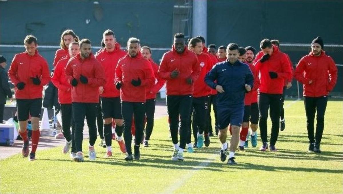 Antalyaspor, Bursaspor Ma&ccedil;ı Hazırlıklarını S&uuml;r&uuml;d&uuml;r&uuml;yor