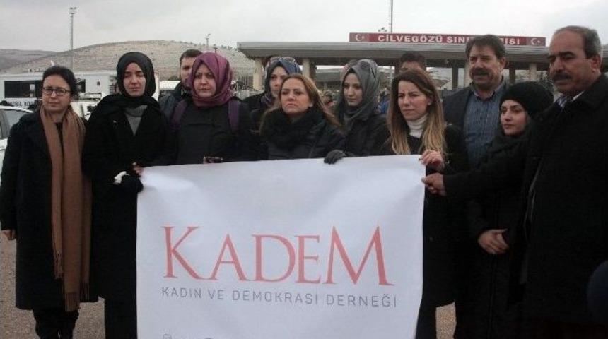 Kadem Halepli Kadın Ve &Ccedil;ocukların Yanında