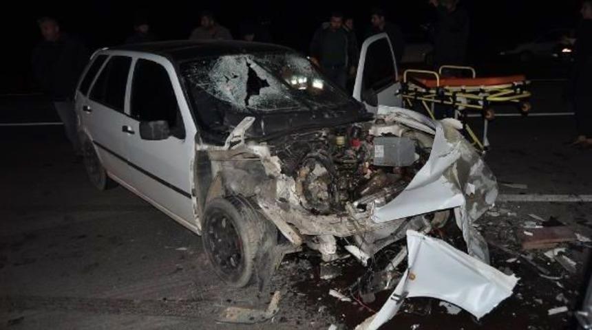 Kamyona &Ccedil;arpan Otomobilin S&uuml;r&uuml;c&uuml;s&uuml; Ağır Yaralandı
