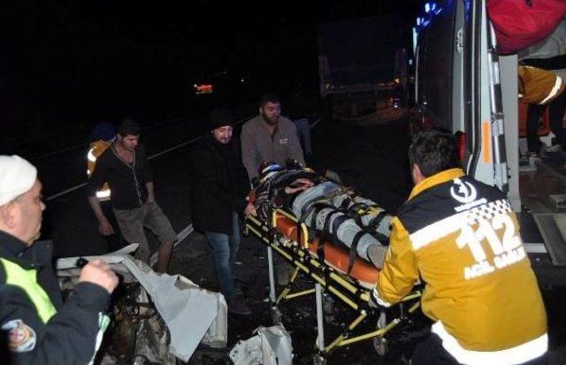 Kamyona &Ccedil;arpan Otomobilin S&uuml;r&uuml;c&uuml;s&uuml; Ağır Yaralandı 1
