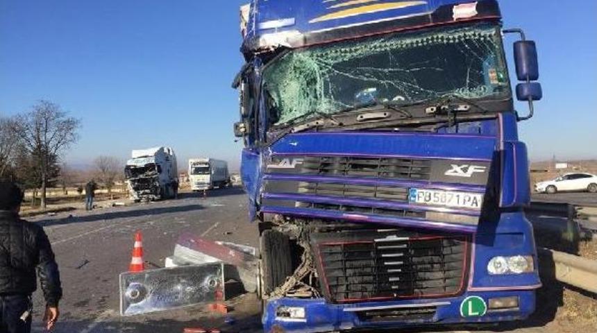 Edirne&rsquo;De 2 Tır &Ccedil;arpıştı: 1 Yaralı