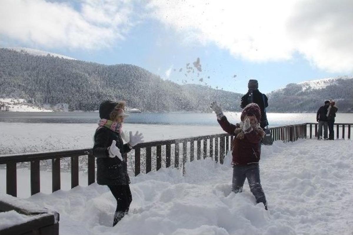 Beyazlara B&uuml;r&uuml;nen Abant&rsquo;a Tatilci Akını
