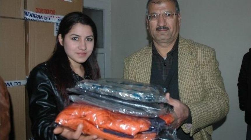 Adana&rsquo;da 500 G&ouml;rme Engelliye Kıyafet Yardımı