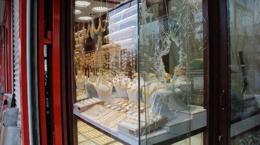 Kuyumcudan 60 Bin Liralık Altın &Ccedil;alan Hırsızlar Sırra Kadem Bastı