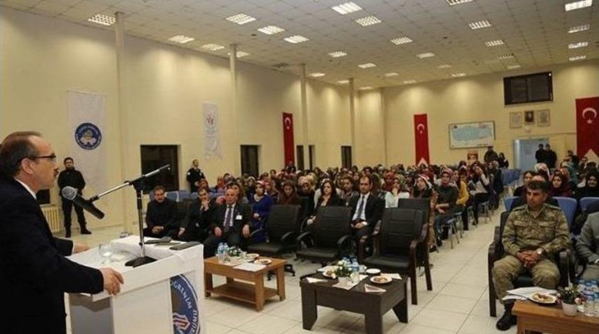 Vali Yavuz, Kız &Ouml;ğrencilerle Buluştu