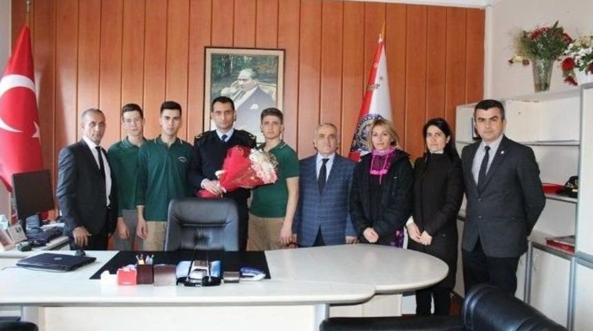 Şehit Abdullah Tayyip Ol&ccedil;ok &Ouml;ğrencilerinden Polise Anlamlı Ziyaret
