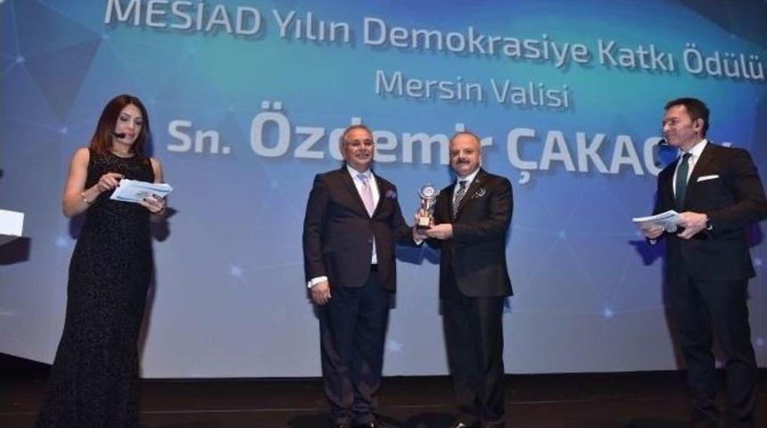 Vali &Ccedil;akacak&rsquo;a &lsquo;demokrasiye Katkı &Ouml;d&uuml;l&uuml;&rsquo;