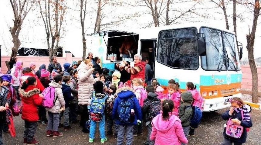 Aksaray Belediyesi Mobil &Ccedil;orba Aracı İle &Uuml;cretsiz &Ccedil;orba Dağıtıyor