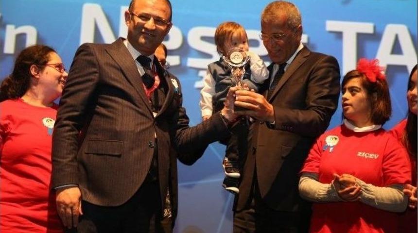 Başkan Tarhan, &Ouml;d&uuml;l&uuml;n&uuml; Down Sendromlu &Ccedil;ocuklarla Birlikte Aldı
