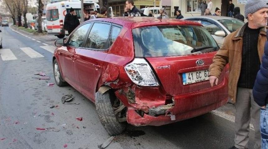 Kocaeli&rsquo;de Trafik Kazası: 3 Kişi Yaralandı