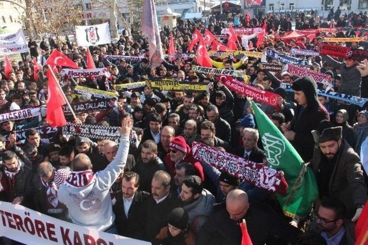 Taraftarlardan Ter&ouml;re Lanet Y&uuml;r&uuml;y&uuml;ş&uuml;