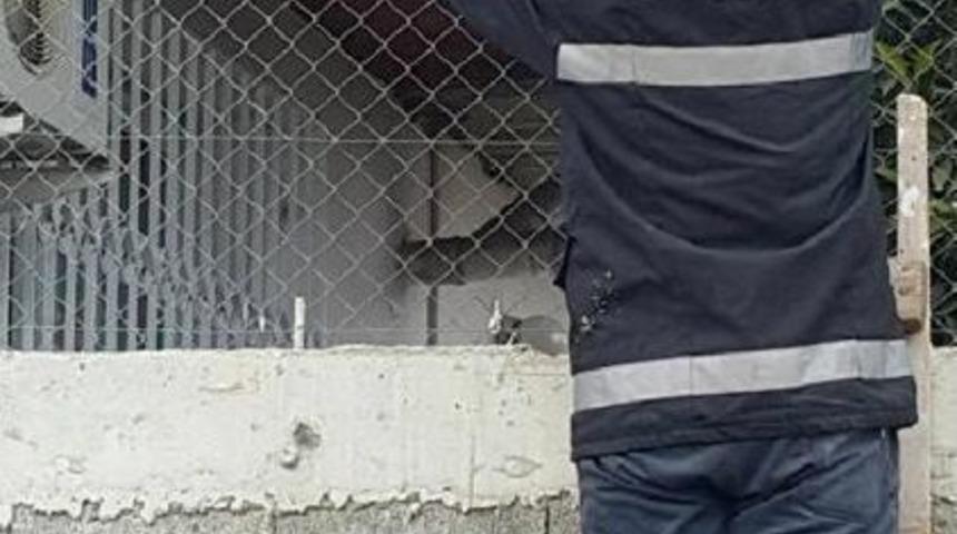 Dikenli Tellere Sıkışan Kediyi Itfaiye Ekipleri Kurtardı
