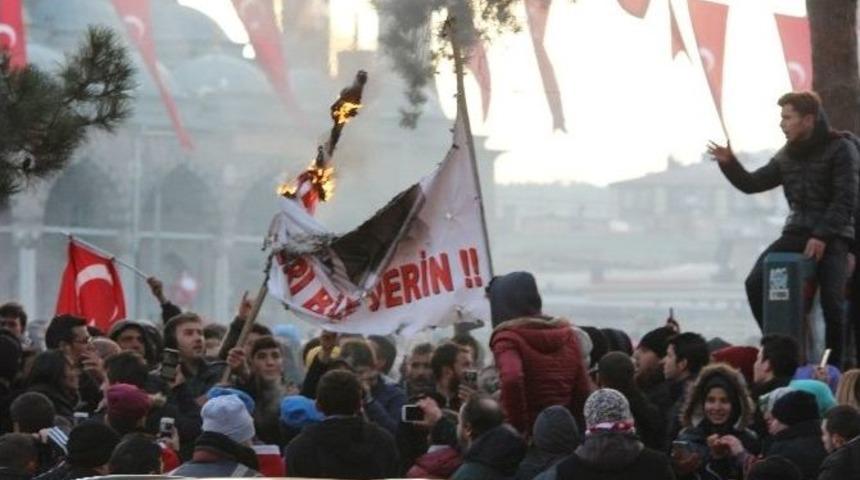 &Ouml;calan, Demirtaş Ve &Uuml;st&uuml;ndağ&rsquo;ın Pankartını Ateşe Verdiler