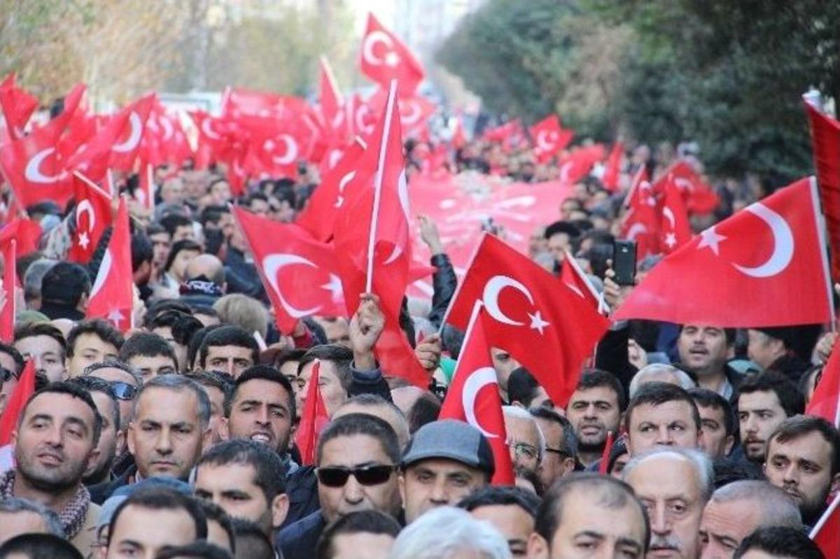 Manisa Şehitler İ&ccedil;in Y&uuml;r&uuml;d&uuml;