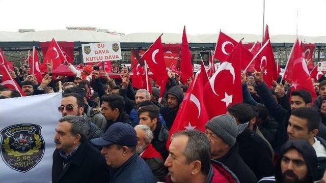 Emekli Özel Harekatçılar Şehitler Tepesi’nde Teröre Lanet Yağdırdı