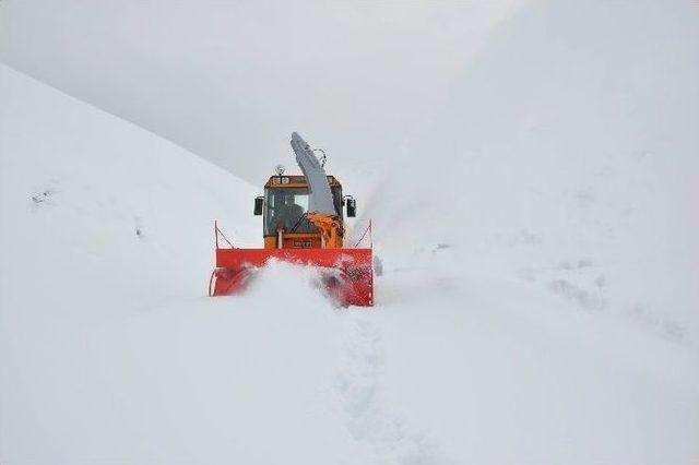 Özel İdare Ekiplerinden Yol Açma Çalışması