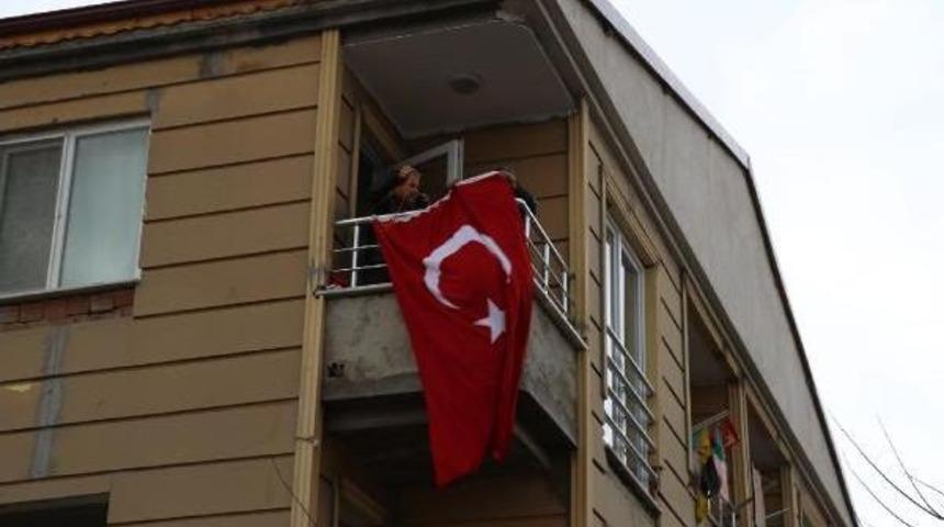 Birlikte &Ccedil;ıktıkları &Ccedil;arşı Izninde Şehit D&uuml;şt&uuml;ler (2)