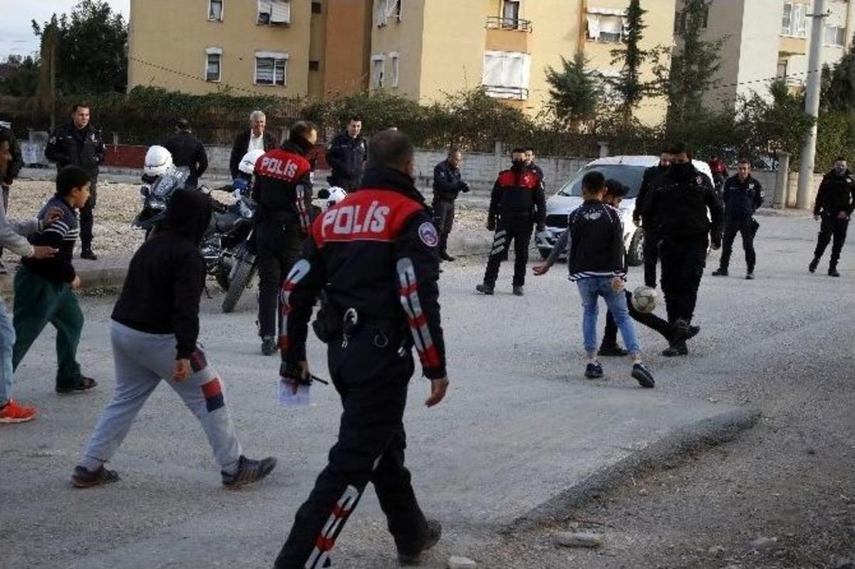 Antalya&rsquo;da Polis, &Ccedil;ocuklarla Top Oynadı