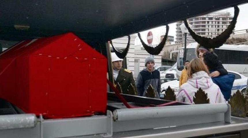 Şehidin Kardeşinden 7 Yaşındaki Şehit Kızına: Bak Yavrum Aslan Gibi Baban Geliyor, Selam Ver