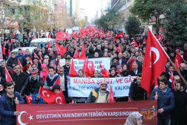 Manisa'da 10 Bin Kişi Yürüyüşle Terörü Lanetledi