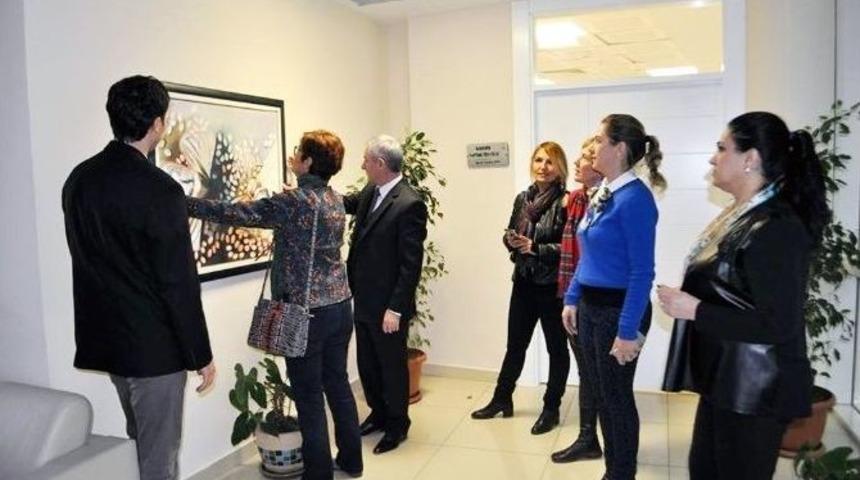 Hastane Duvarlarını Kadın Ressamlar S&uuml;sl&uuml;yor