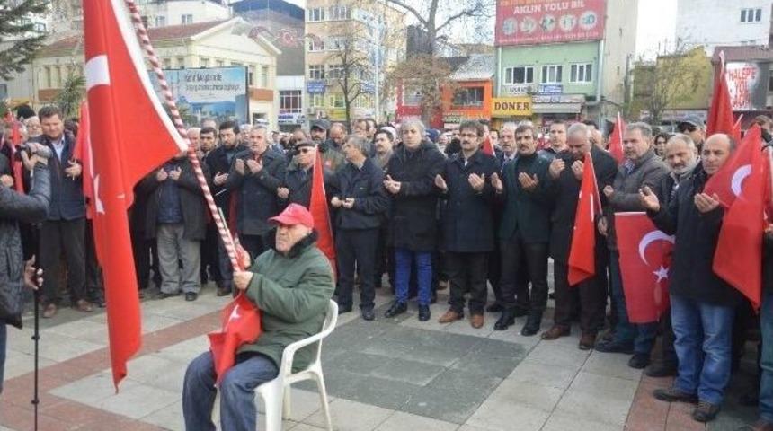 Binlerce Kişi Şehitler İ&ccedil;in Toplandı