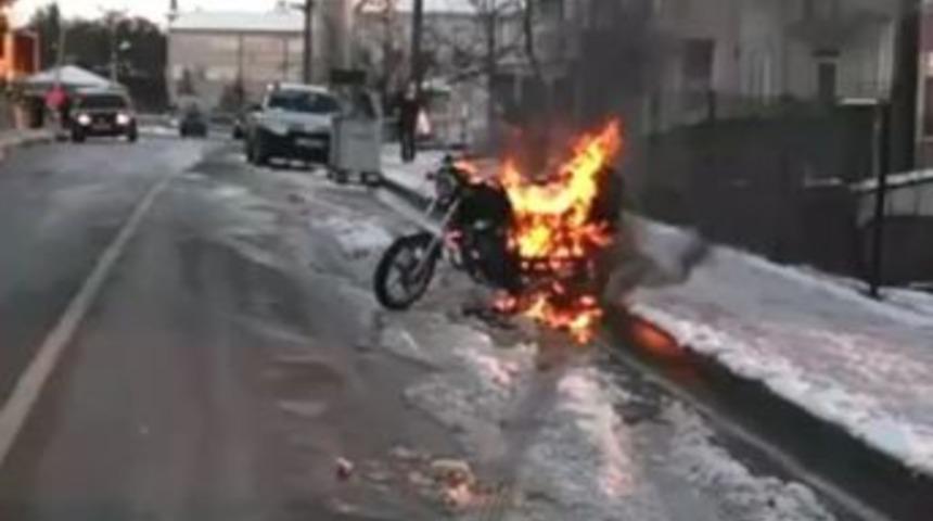 Motosiklet Alev Alev Yandı