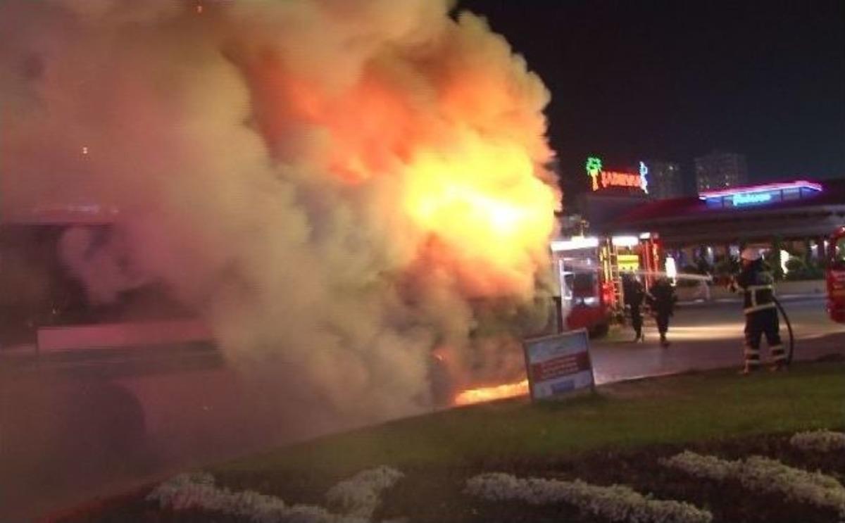 Adana&rsquo;da Hareket Halindeki Otob&uuml;s Alev Alev Yandı