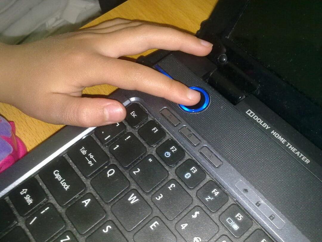 Выключается включается экран ноутбука. Ноутбук включается. Включение ноутбука. Кнопка включения ноутбука. Ноутбук кнопка включения и выключения ноутбука.