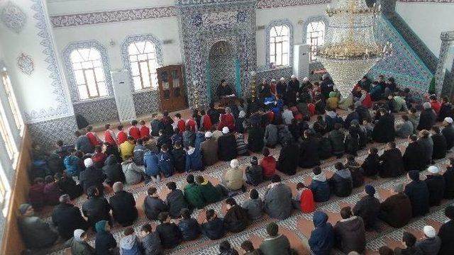 Tosya’da Öğrenciler Şehitler İçin Hatim-i Şerif Okudu