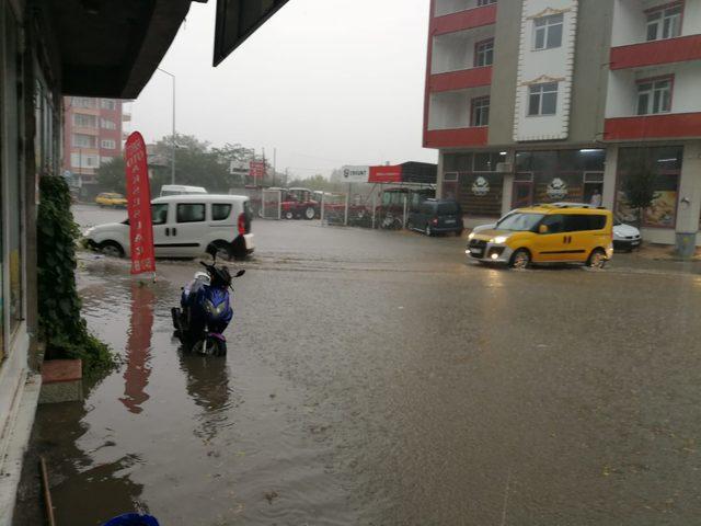 Samsun ve Çorum'da sağanak; yollar göle döndü