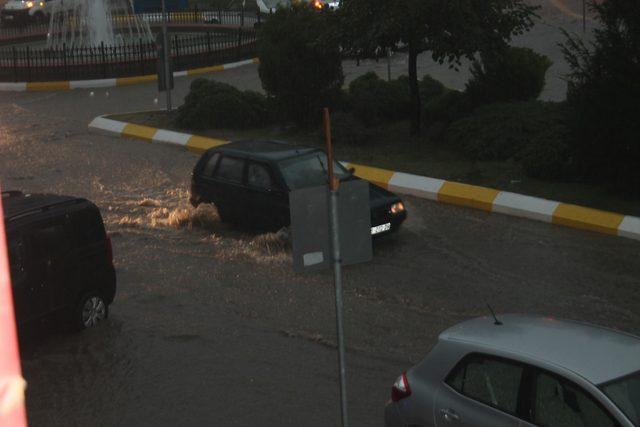 Samsun ve Çorum'da sağanak; yollar göle döndü