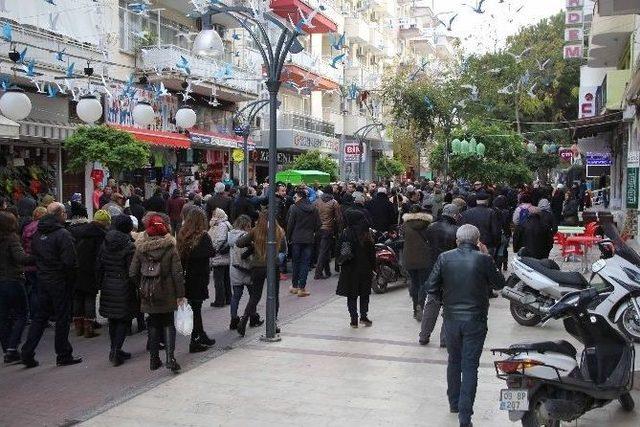 Tayland’ta Hayatını Kaybeden Kuşadalı Aşçı Toprağa Verildi