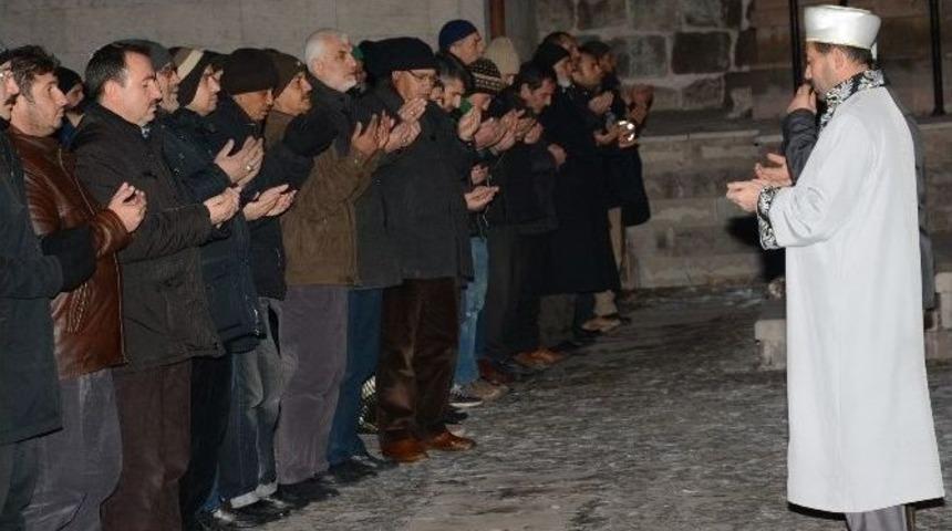 Aksaray&rsquo;da Şehitler İ&ccedil;in Gıyabi Cenaze Namazı Kılındı