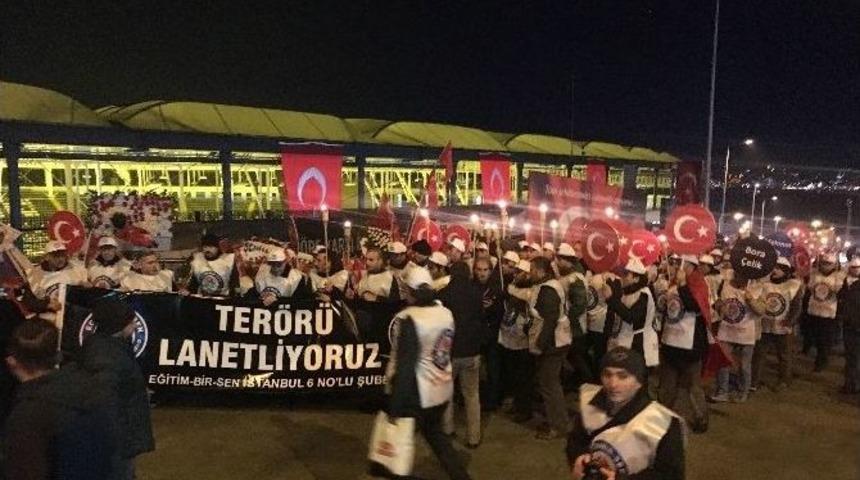 Eğitim Bir Sen &Uuml;yelerinden Şehitler Tepesi&rsquo;ne Meşaleli Y&uuml;r&uuml;y&uuml;ş