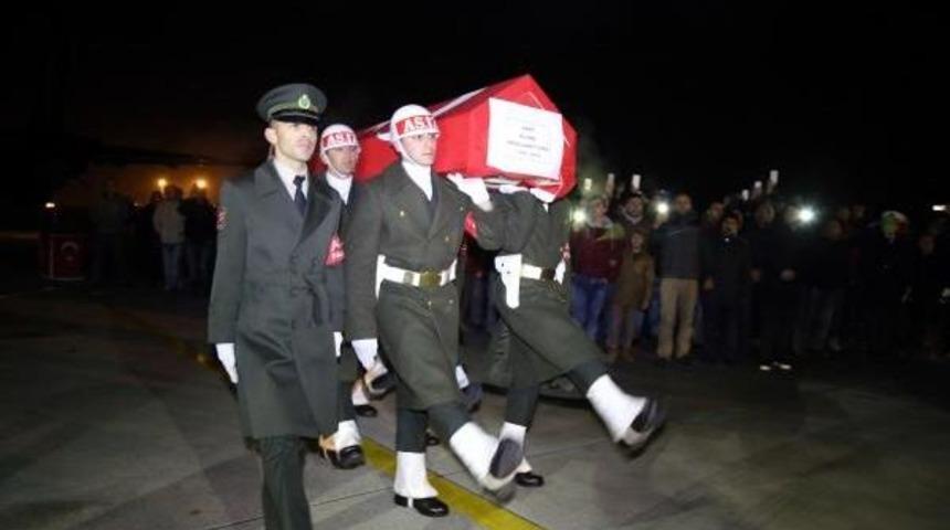 Birlikte &Ccedil;ıktıkları &Ccedil;arşı Izninde Şehit D&uuml;şt&uuml;ler (4)