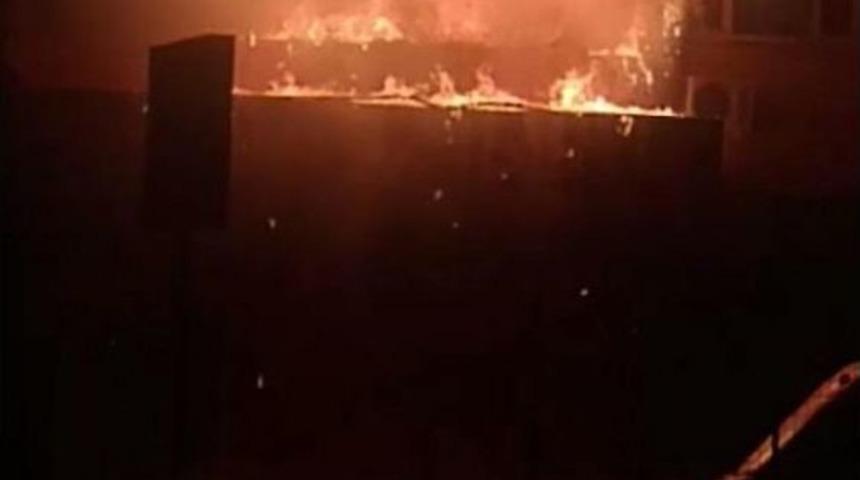 Hdp Il&ccedil;e Binasını Ateşe Verdiler