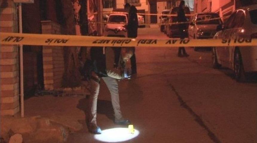 Evinin &Ouml;n&uuml;nde &Ouml;ld&uuml;r&uuml;ld&uuml;