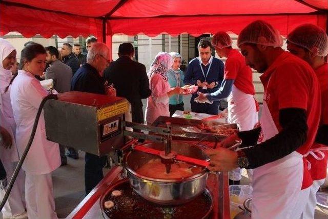 Hastane Yönetimi Ve Sağlıkçılar Şehitler İçin Lokma Döktürdü