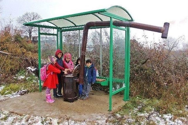 (özel Haber) Çocukları Üşümesin Diye Otobüs Durağına Soba Kurdu