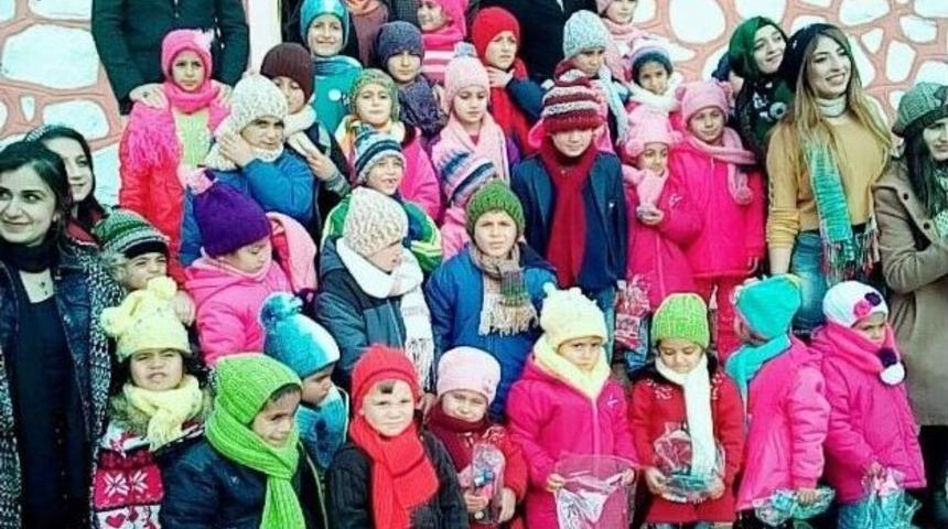 &Ouml;ğrencilere Atkı Bere Ve Kırtasiye Malzemeleri Dağıtıldı