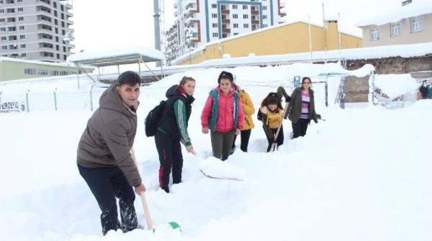 Kadın Futbolcular Sahayı Kardan Temizledi