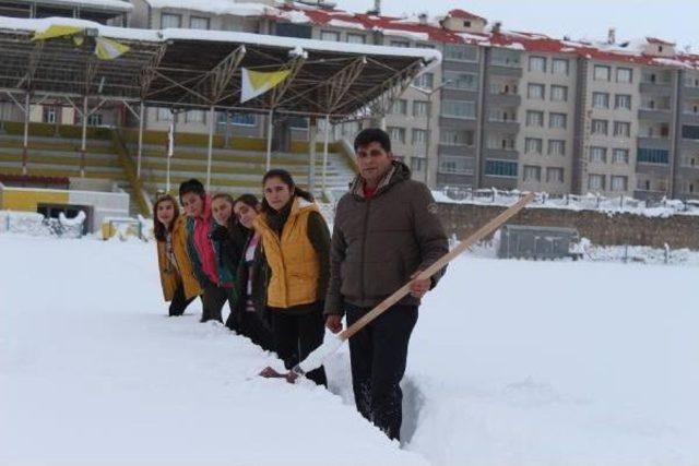 Kadın Futbolcular Sahayı Kardan Temizledi